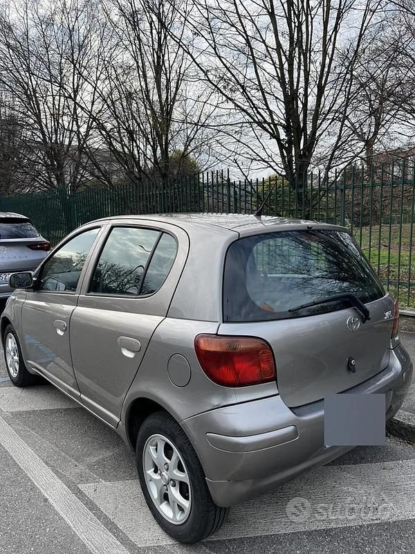 Usata Toyota Yaris 2005 Grigio Utilitaria