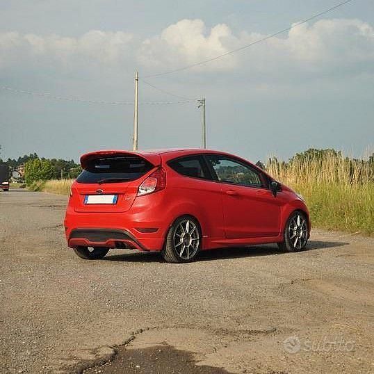 Usata Ford Fiesta ST 182 CV (133 kW) 2015 Rosso Utilitaria