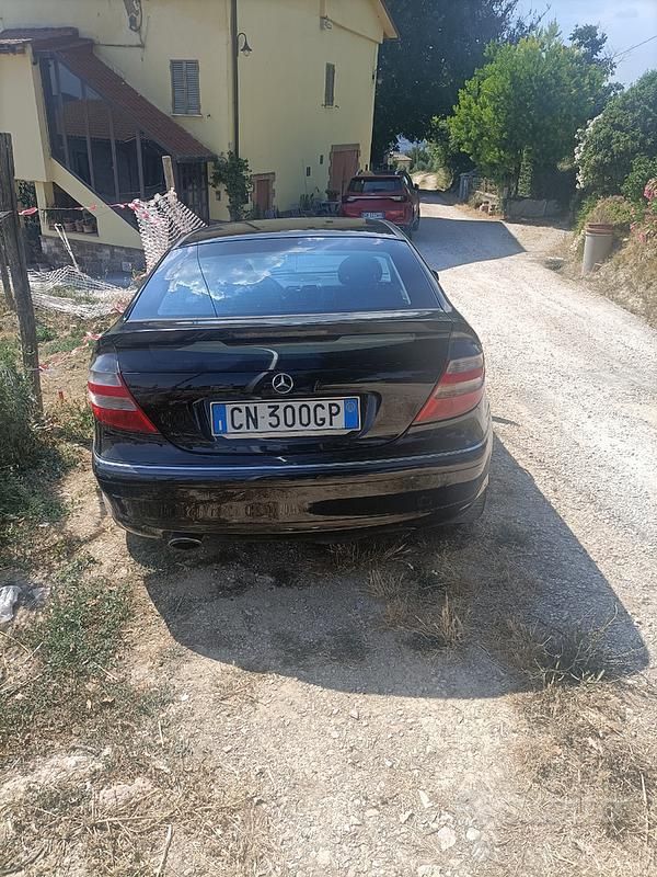 Usata Mercedes C220 Elegance 150 CV (110 kW) 2005 Nero Berlina