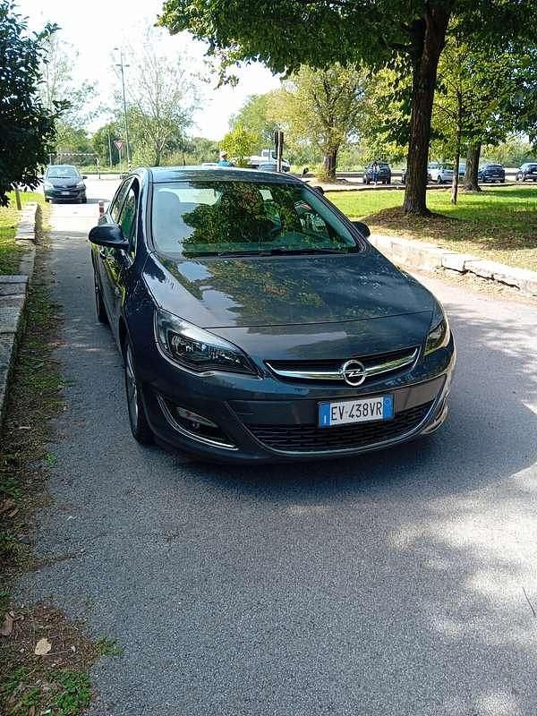 Usata Opel Astra Cosmo 140 CV (102 kW) 2014 Berlina