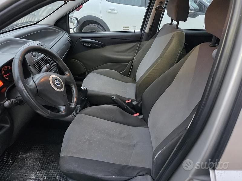 Usata Fiat Punto 69 CV (50 kW) 2005 Grigio Berlina