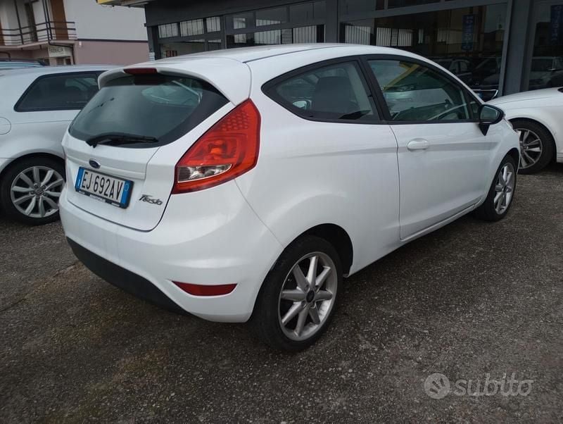 Usata Ford Fiesta 70 CV (51 kW) 2011 Bianco Utilitaria