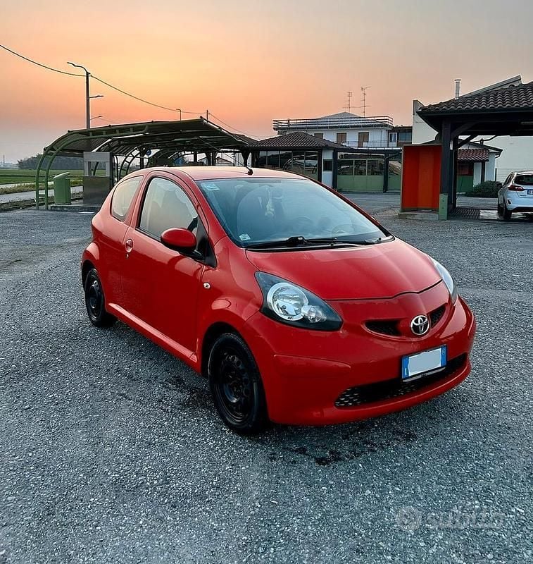 Usata Toyota Aygo 54 CV (39 kW) 2006 Rosso Utilitaria