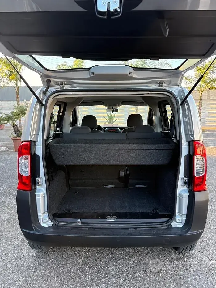 Begagnad Peugeot Bipper 75 HK (55 kW) 2014 Grå Minibuss