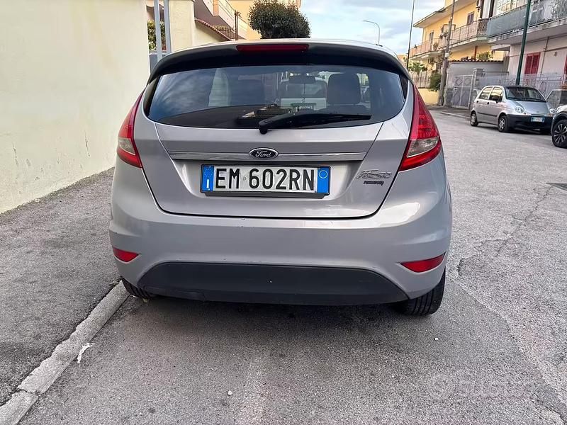 Usata Ford Fiesta 97 CV (71 kW) 2012 Grigio Utilitaria