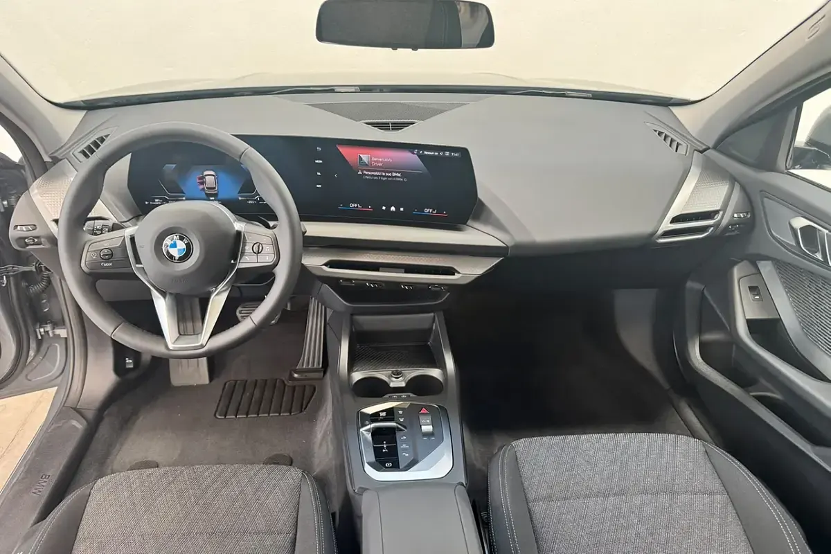 Usata BMW 116 M Sport 122 CV (89 kW) 2025 Skyscraper grey metallizzato Utilitaria