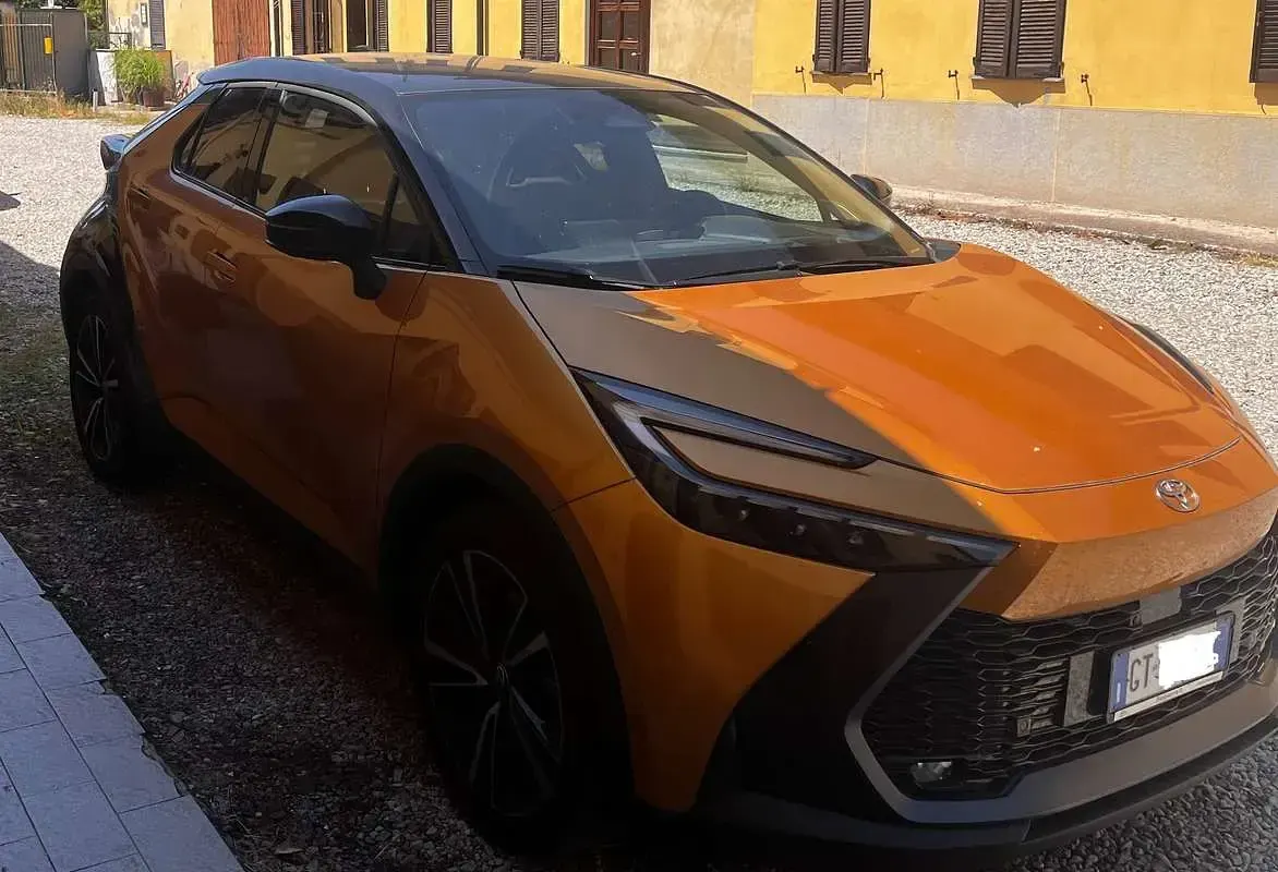 Usata Toyota C-HR Lounge 223 CV (164 kW) 2024 Arancione SUV