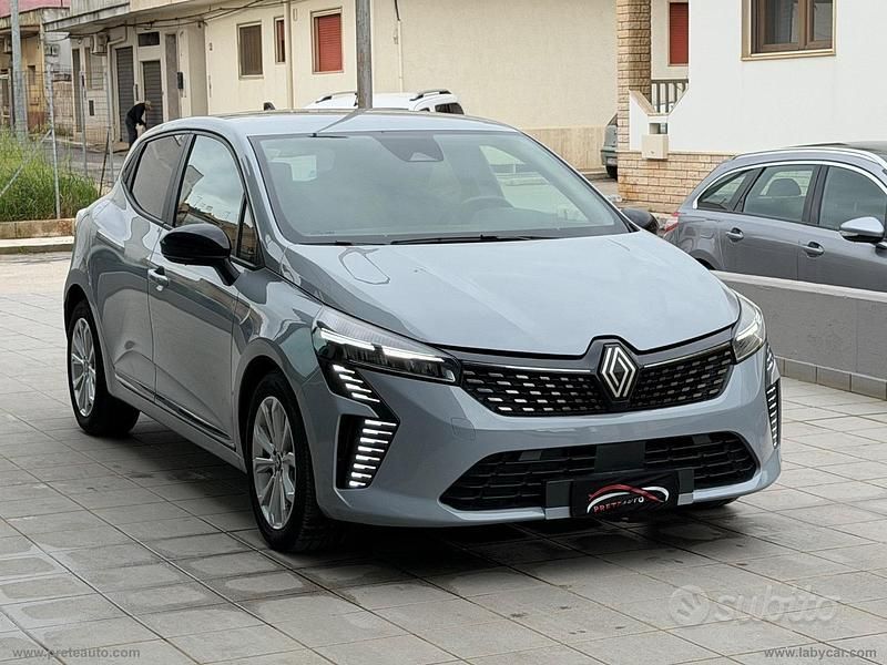 Usata Renault Clio V Business 67 CV (49 kW) 2023 Grigio Berlina