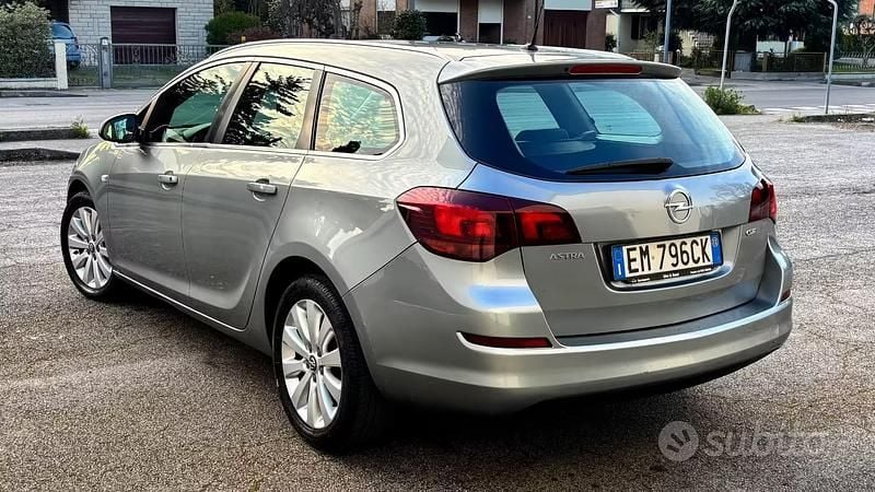 Usata Opel Astra Cosmo 131 CV (96 kW) 2013 Grigio Station wagon