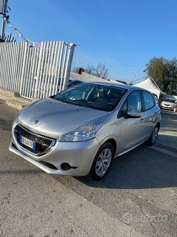 Usata Peugeot 208 Active 67 CV (49 kW) 2015 Grigio Utilitaria