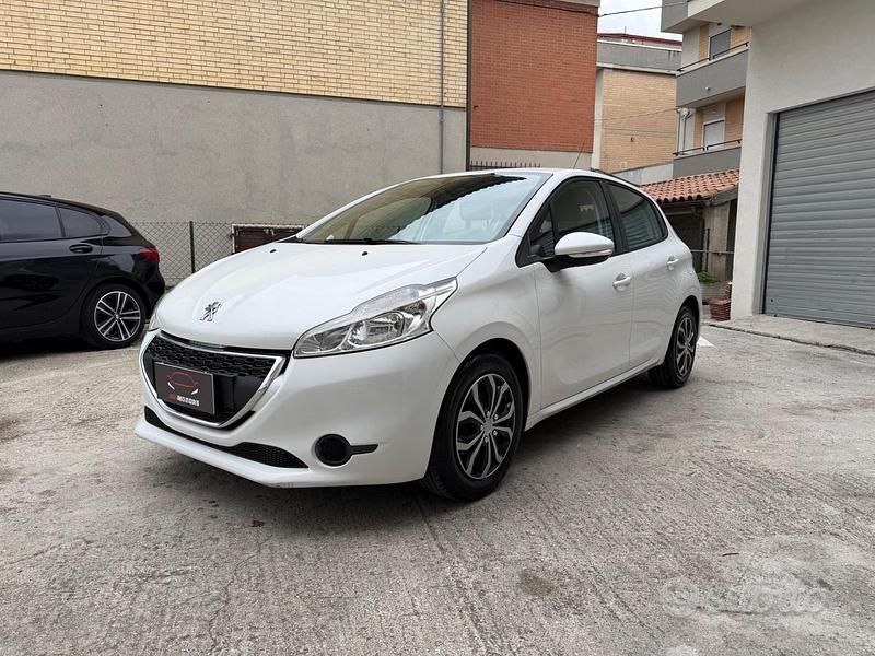Usata Peugeot 208 68 CV (50 kW) 2013 Bianco Utilitaria