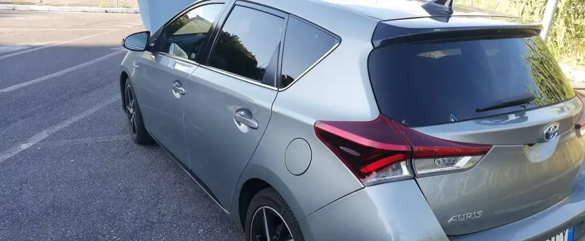 Usata Toyota Auris Hybrid Edition 99 CV (72 kW) 2018 Argento Berlina