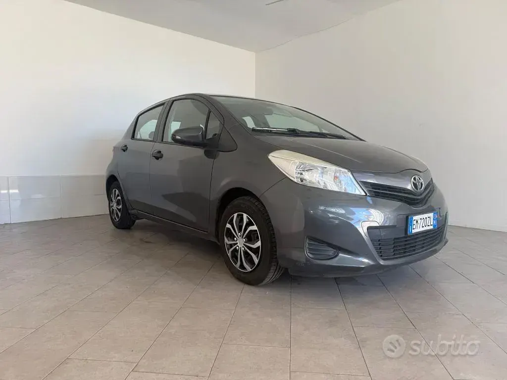 Usata Toyota Yaris Lounge 69 CV (50 kW) 2012 Grigio Utilitaria