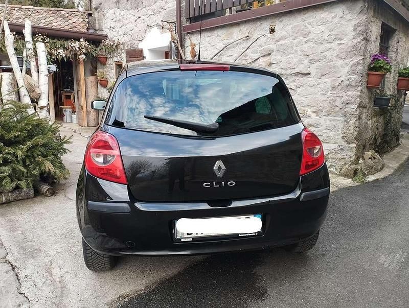 Usata Renault Clio II LE 86 CV (63 kW) 2007 Nero Berlina