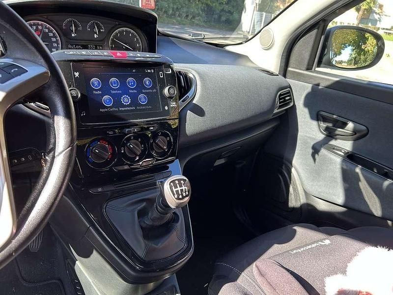 Usata Lancia Ypsilon Gold 69 CV (50 kW) 2022 Grigio Utilitaria