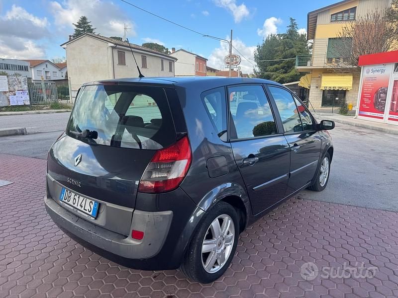 Usata Renault Scénic II 105 CV (77 kW) 2006 Grigio Monovolume