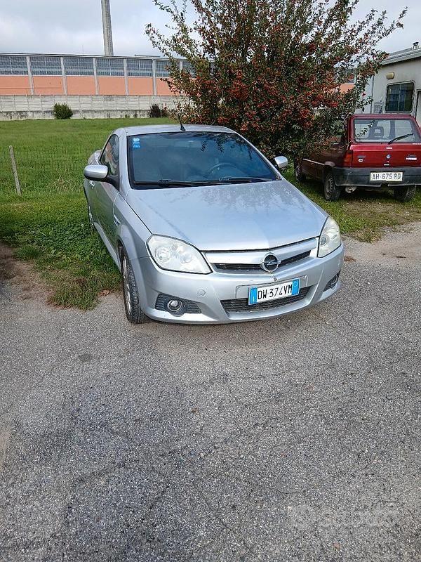 Usata Opel Tigra 90 CV (66 kW) 2005 Grigio Cabrio
