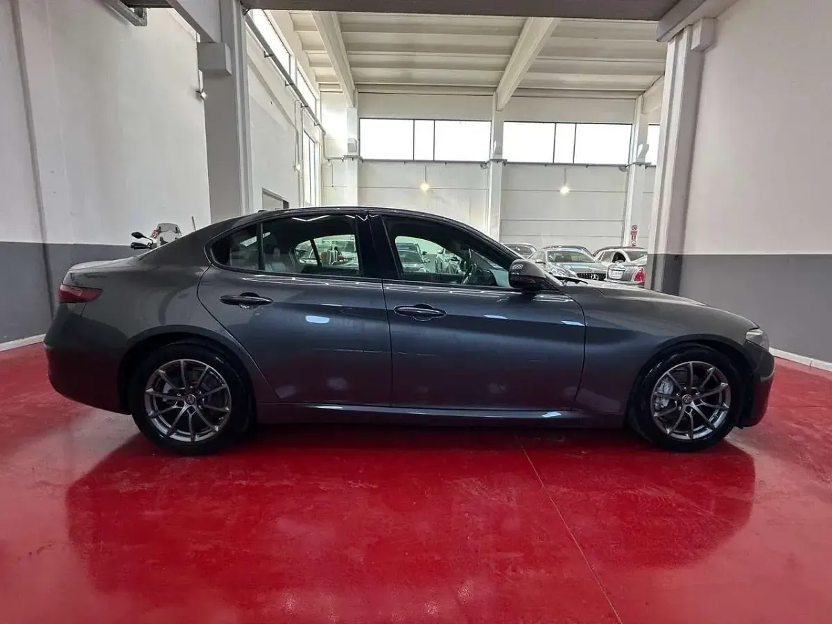 Usata Alfa Romeo Giulia Super 160 CV (117 kW) 2018 Grigio Berlina