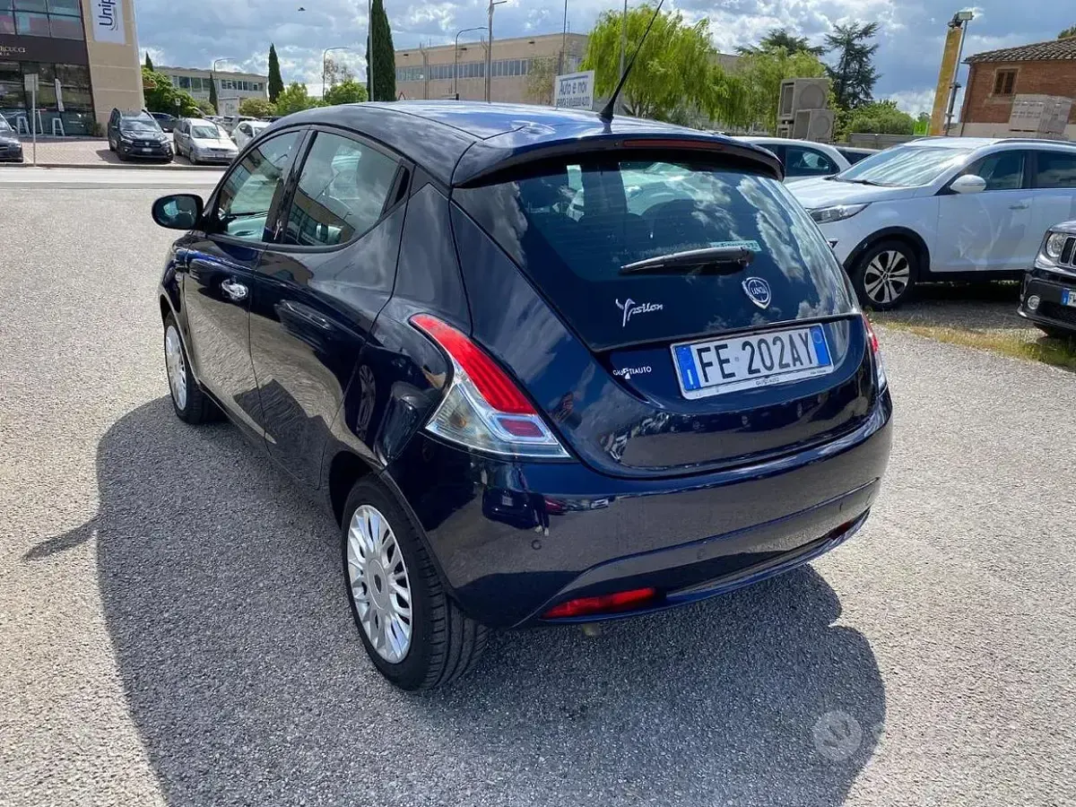 Usata Lancia Ypsilon Silver 69 CV (50 kW) 2016 Blu Utilitaria