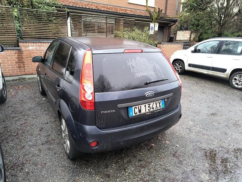 Usata Ford Fiesta 75 CV (55 kW) 2006 Grigio Berlina