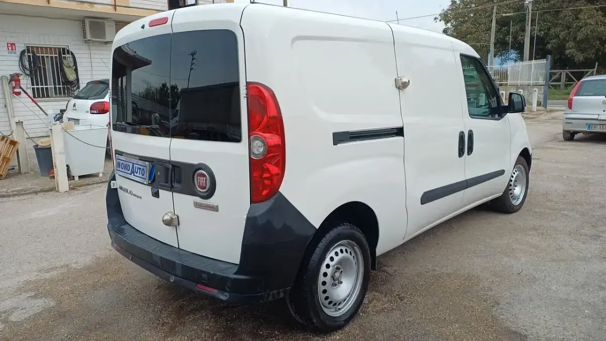 Usata Fiat Doblò Lounge 95 CV (69 kW) 2021 Bianco Monovolume