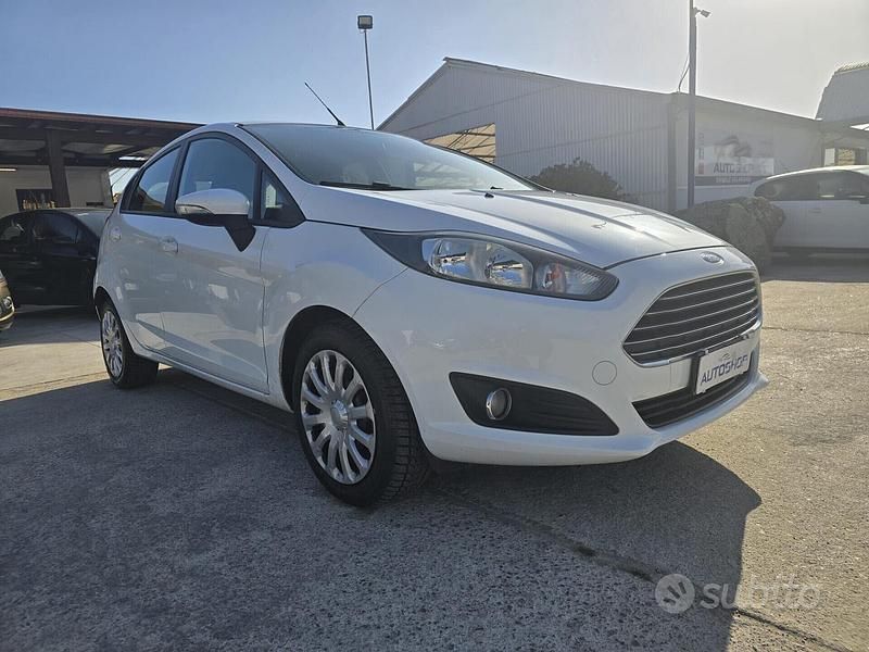 Usata Ford Fiesta 95 CV (69 kW) 2013 Bianco Berlina