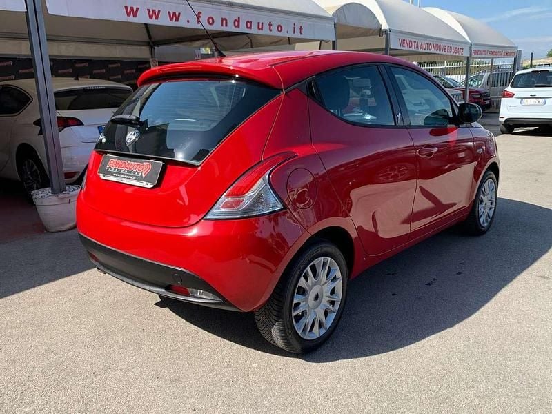 Usata Lancia Ypsilon 69 CV (50 kW) 2015 Rosso Utilitaria