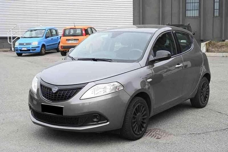 Usata Lancia Ypsilon Silver 69 CV (50 kW) 2023 Grigio Utilitaria