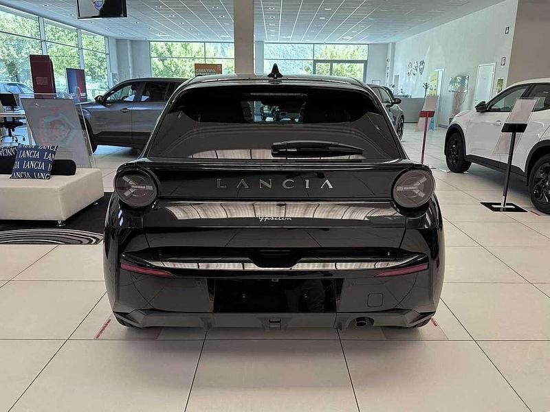Nuova Lancia Ypsilon 110 CV (80 kW) 2025 Nero Utilitaria