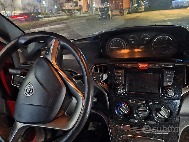 Usata Lancia Ypsilon 95 CV (69 kW) 2016 Rosso Utilitaria