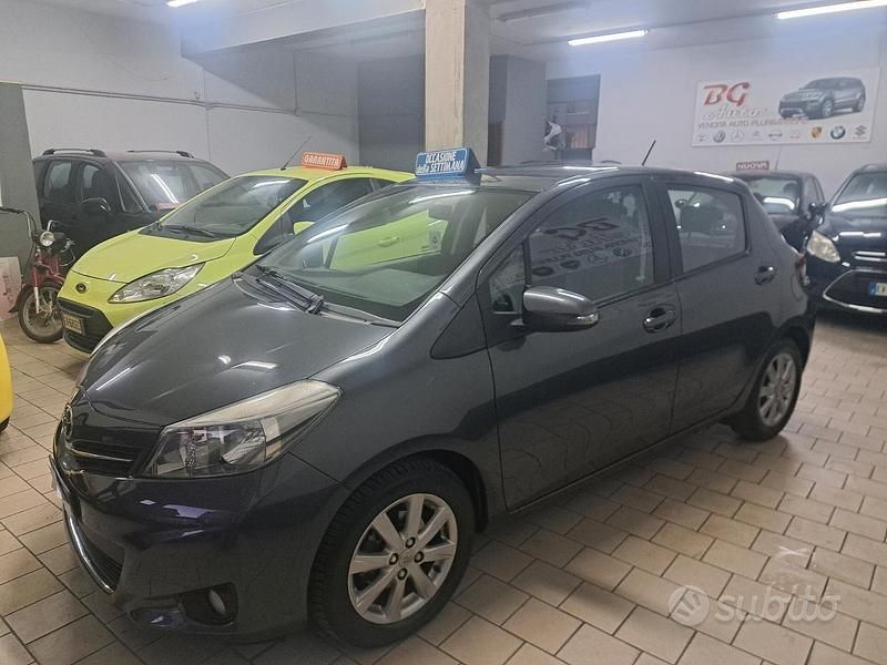 Usata Toyota Yaris 69 CV (50 kW) 2013 Grigio Berlina