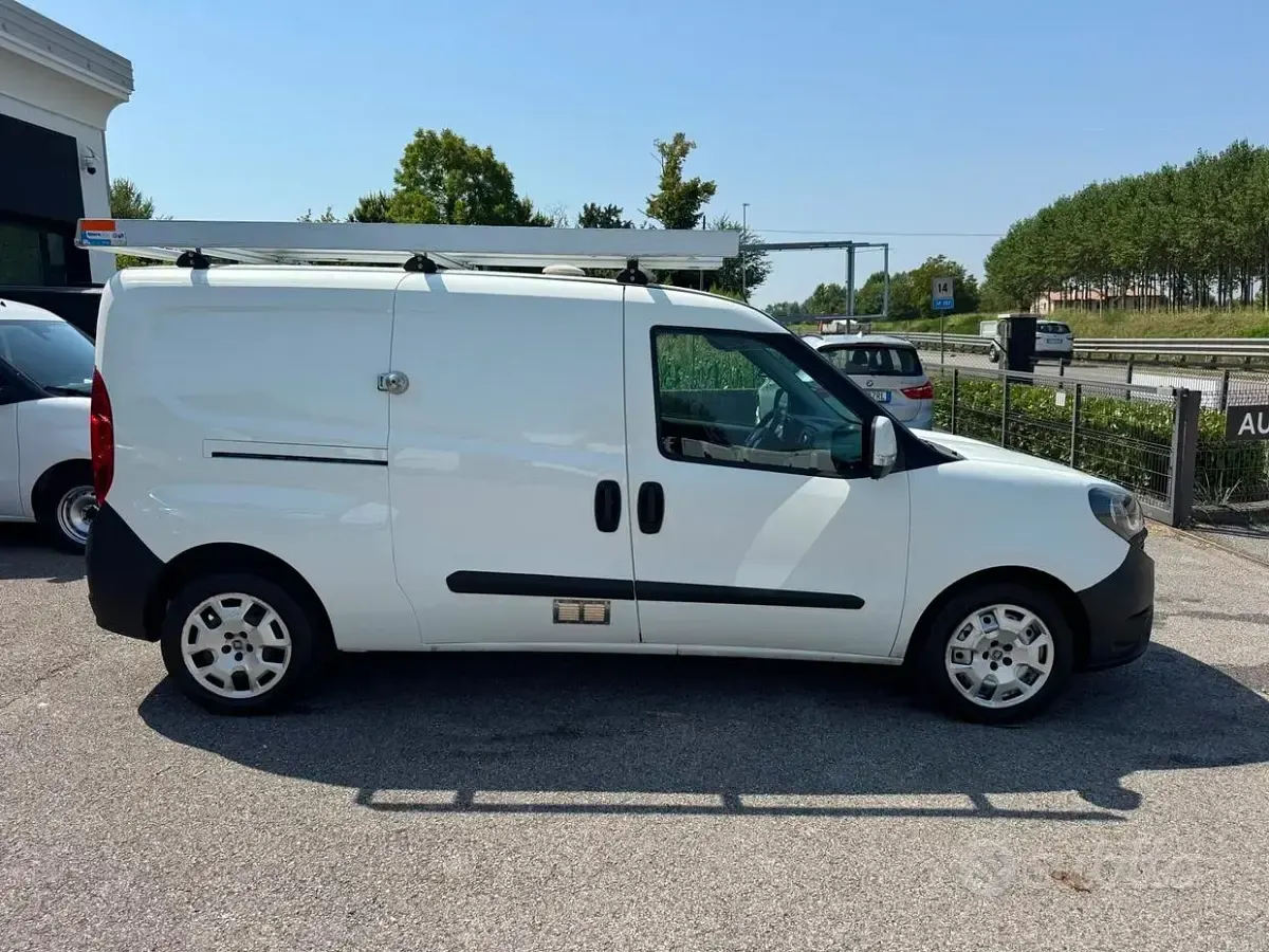 Usata Fiat Doblò Lounge 120 CV (88 kW) 2019 Bianco Monovolume