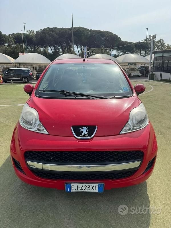 Usata Peugeot 107 68 CV (50 kW) 2011 Rosso Utilitaria
