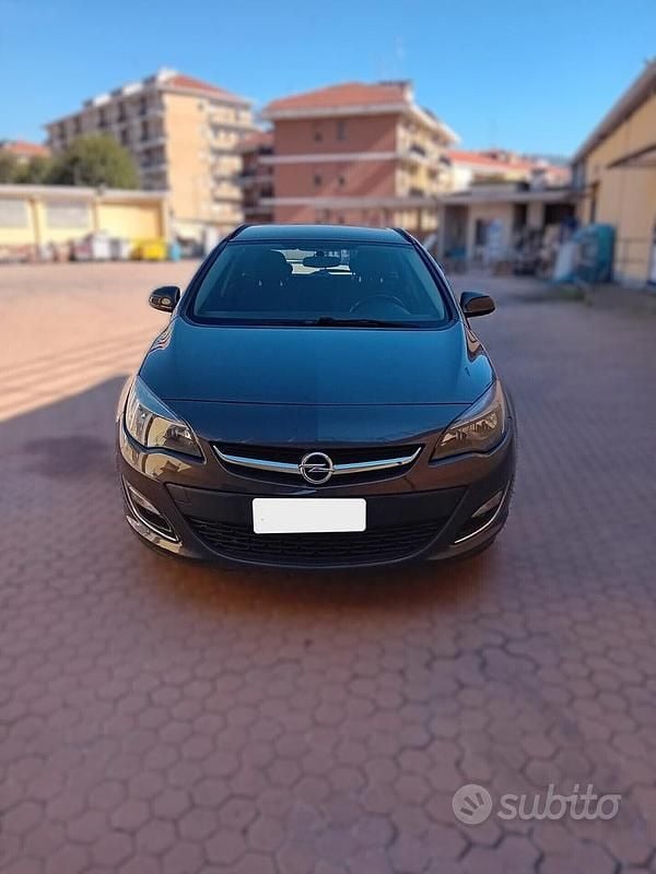 Usata Opel Astra 140 CV (102 kW) 2013 Grigio Berlina