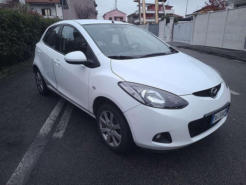 Bianco Usata 2009 Mazda 2 Tre volumi | 3899 € (Buon prezzo) - Immagine 1/4