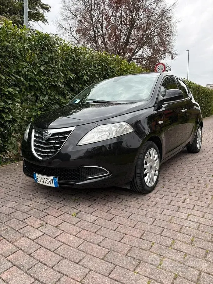 Begagnad Lancia Ypsilon 69 HK (50 kW) 2011 Svart Halvkombi