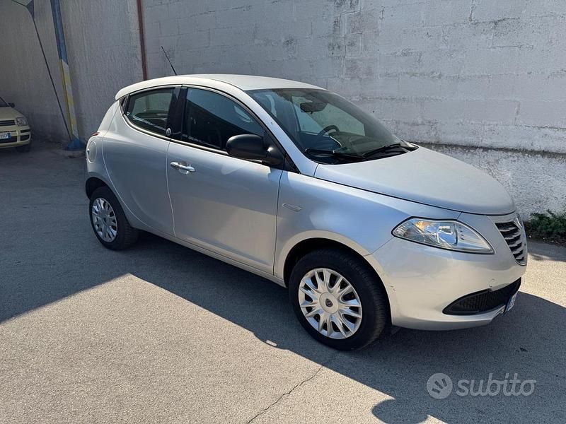 Usado Lancia Ypsilon 85 HP (62 kW) 2015 Prateado Citadino