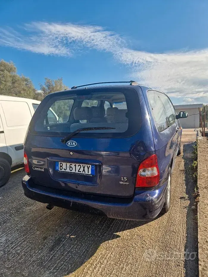 Usata Kia Carnival 126 CV (92 kW) 2000 Bluazzurro Monovolume