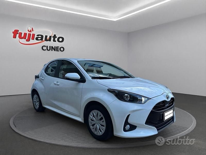 Usata Toyota Yaris Hybrid Active 116 CV (85 kW) 2022 Super white Utilitaria