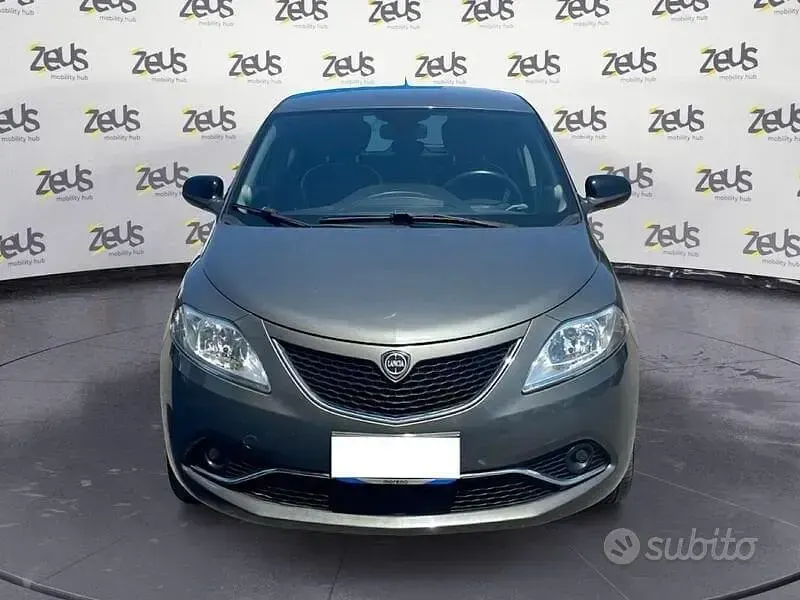 Usata Lancia Ypsilon Gold 69 CV (50 kW) 2017 Grigio Utilitaria