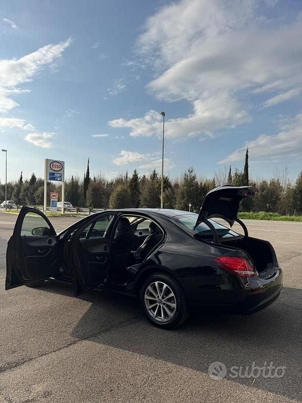 Usata Mercedes E200 Business 150 CV (110 kW) 2018 Nero Berlina