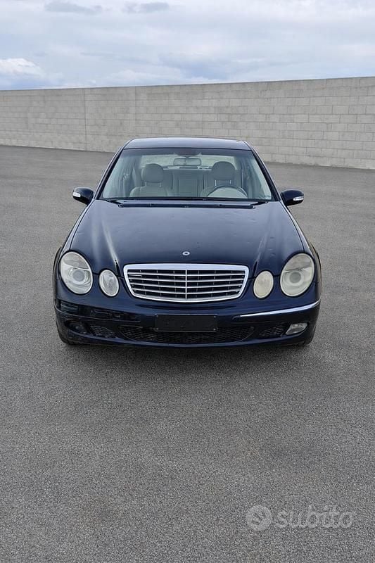 Usata Mercedes E220 150 CV (110 kW) 2002 Blu