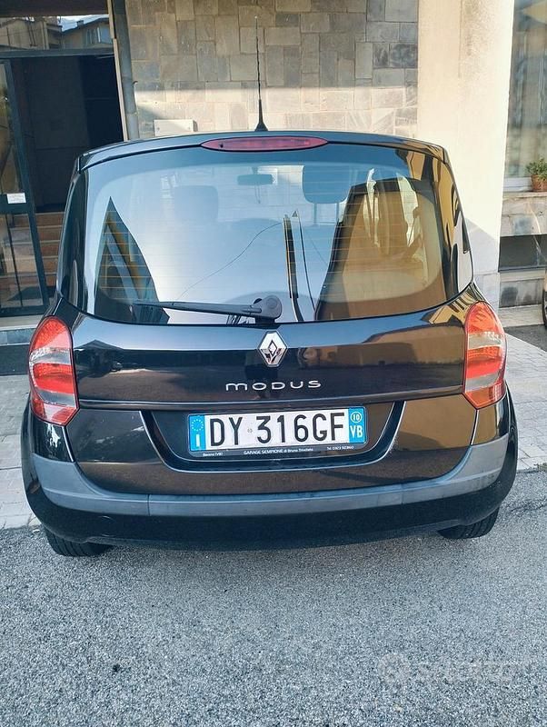 Käytetty Renault Modus 75 HP (55 kW) 2010 Musta Tila-auto