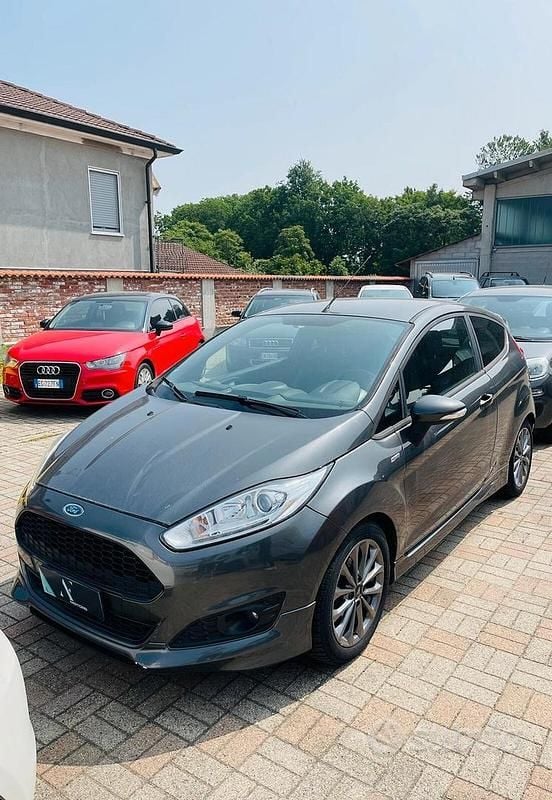 Usata Ford Fiesta ST-Line 125 CV (91 kW) 2017 Grigio Utilitaria