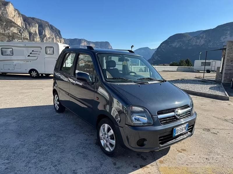 Usata Opel Agila 50 CV (36 kW) 2006 Blu Utilitaria
