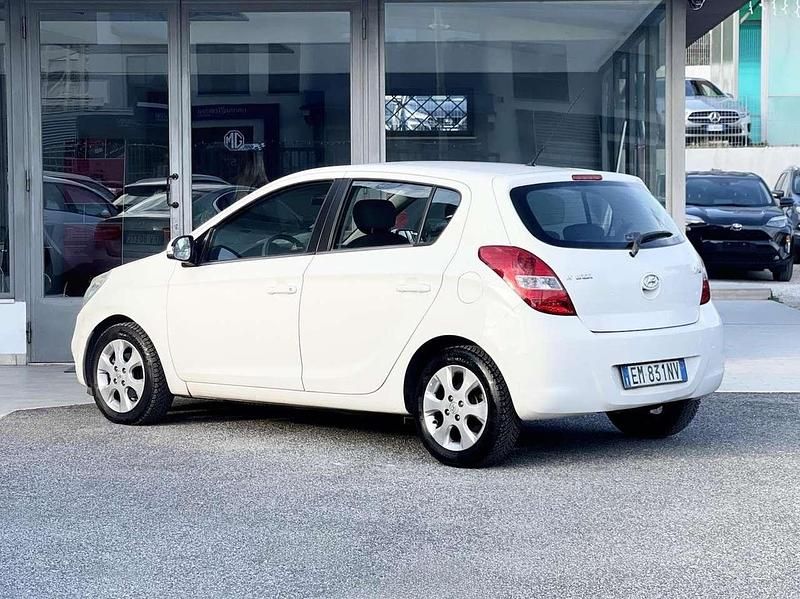 Usata Hyundai i20 78 CV (57 kW) 2012 Bianco Berlina