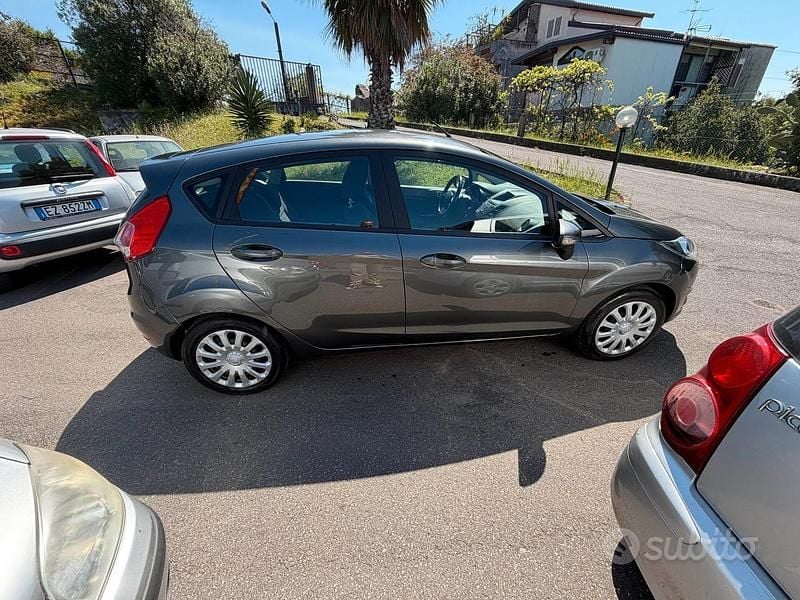 Usata Ford Fiesta Titanium 60 CV (44 kW) 2015 Grigio Berlina