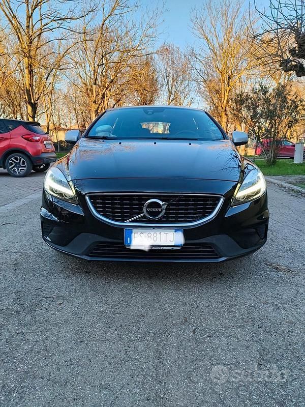 Usata Volvo V40 120 CV (88 kW) 2018 Nero Station wagon