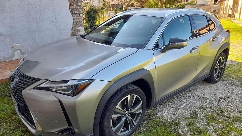 Argento Usata 2020 Lexus UX 250h SUV | 18.000 € (Buon prezzo) - Immagine 1/4