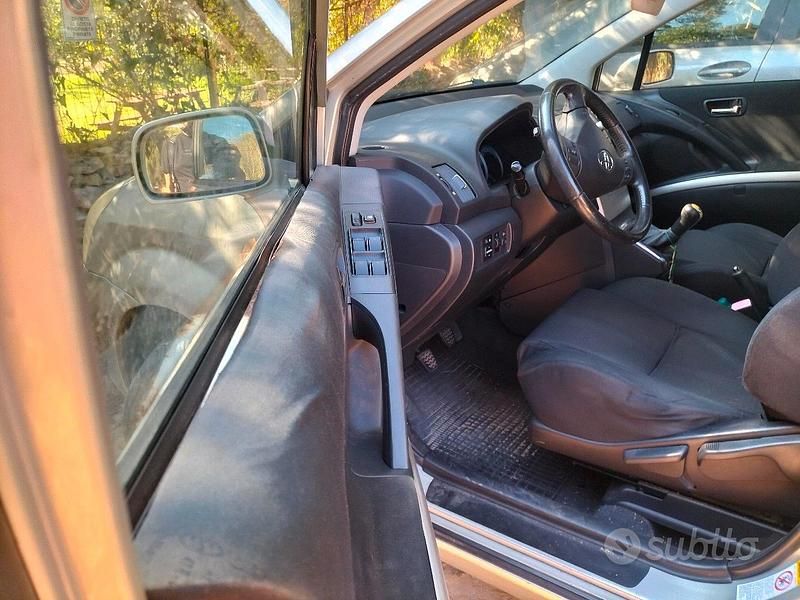 Usata Toyota Corolla Verso 116 CV (85 kW) 2004 Grigio Monovolume